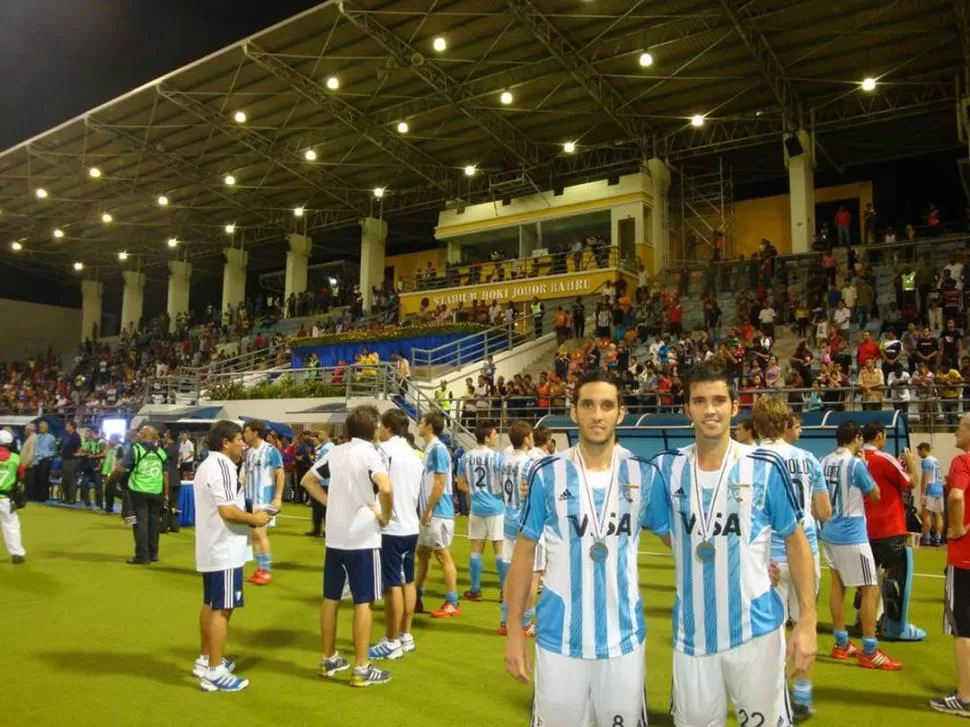 CON LA MISMA CAMISETA. Matías (derecha), junto a su hermano Lucas. 