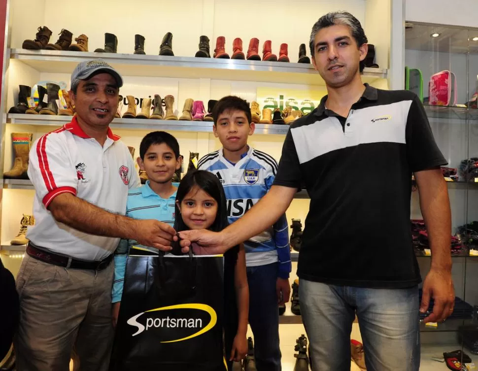 FAMILIA FELIZ. Rafael Juárez compró camperas y calzados para todos. la gaceta / foto de Diego Aráoz 