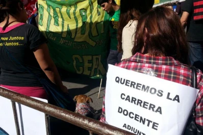 A las puertas de la Asamblea Universitaria, protestaron docentes y alumnos