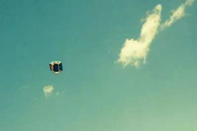 Estados Unidos: Un castillo inflable voló con dos niños dentro