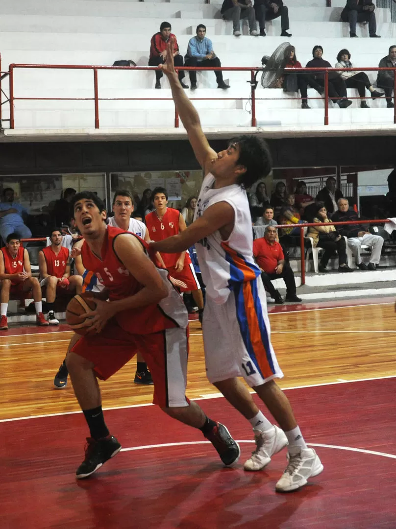 MUY PAREJO. Belgrano le ganó a Independiente por un punto. 