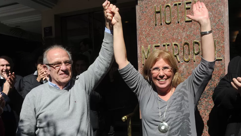 DUPLA GANADORA. García y Bardón celebran la victoria en las puertas del búnker. LA GACETA / FOTO DE ANTONIO FERRONI