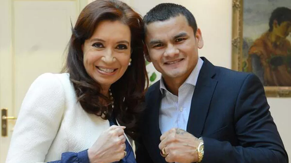 EN GUARDIA. Fernández y Maidana dialogaron sobre la carrera del santafesino y posaron para los fotógrafos. FOTO TOMADA DE TWITTER.COM/CHINOMAIDANA