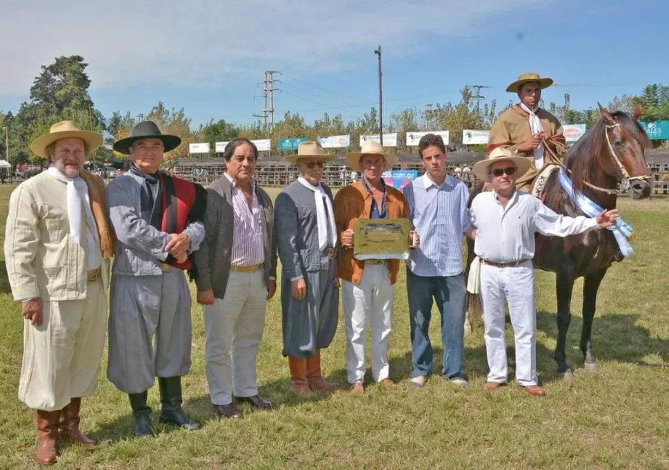 CAMPEÓN DE CAMPEONES. Organizadores y el propietario posan felices. 