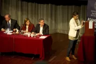 Detrás de la escena, unos rieron y otros callaron