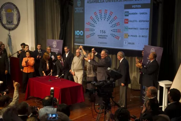 El festejo soñado por Bardón: en primera vuelta y con cuatro votos de margen