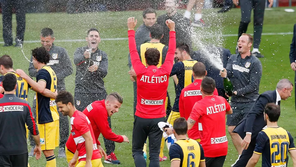 FESTEJO DESATADO. El plantel de Atlético celebra en el campo de juego del Camp Nou. REUTERS