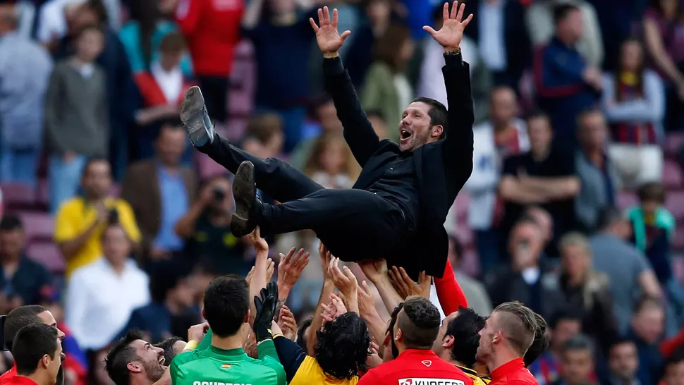 RECONOCIMIENTO. Los jugadores de Atlético llevan en andas a Simeone. REUTERS