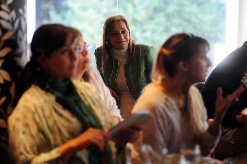 EN EL BÚNKER. Adela Estofán sigue la votación en el primer piso de un hotel. la gaceta / foto de diego aráoz