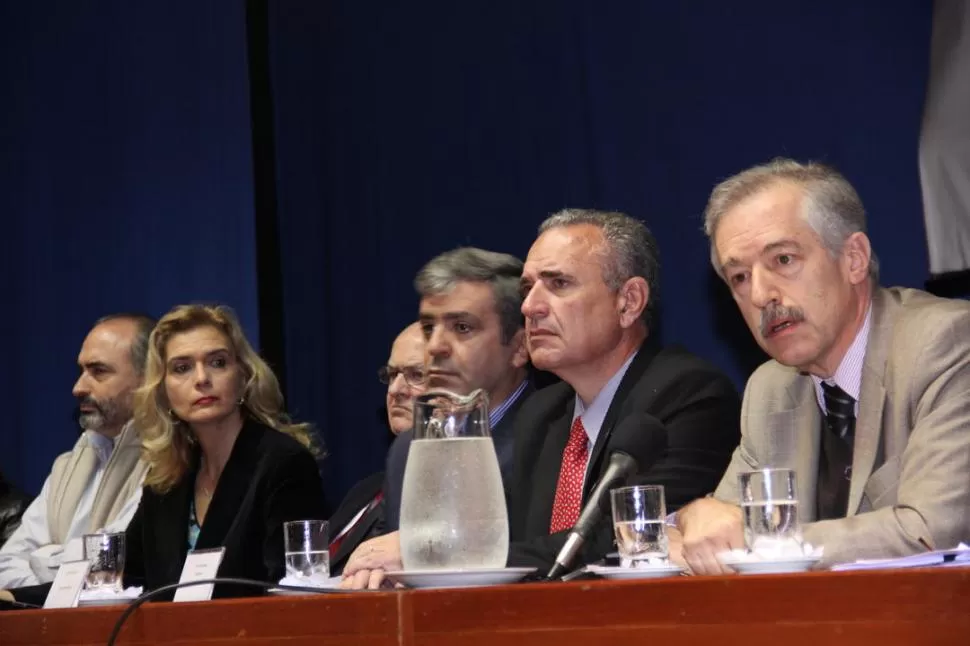 RECHAZO. Referentes políticos y empresariales, durante el debate. prensa fet