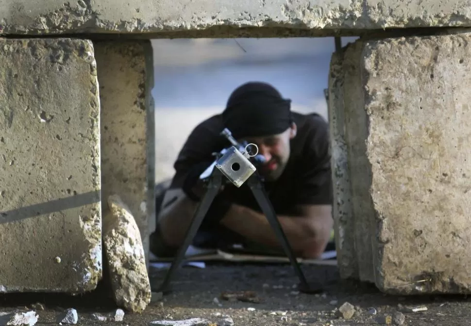 AL ESTE. Un rebelde prorruso prepara su arma antitanque, en Semenivka. reuters