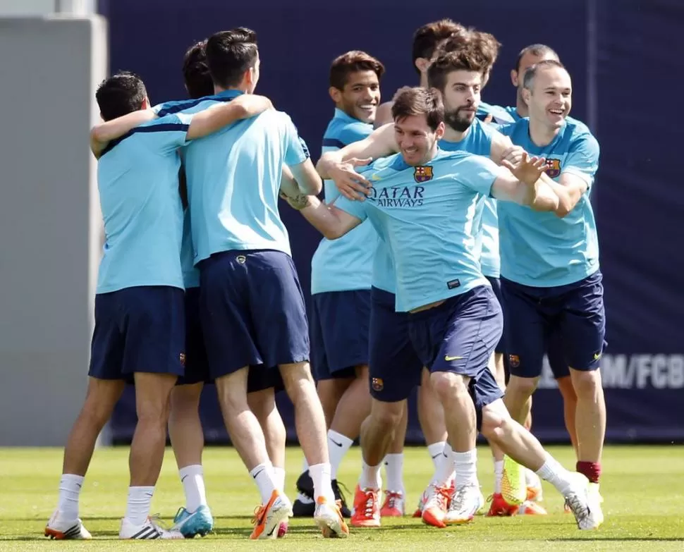 PURA ALEGRÍA. Lionel Messi bromea con sus compañeros en la última práctica previa al duelo contra Atlético Madrid. reuters