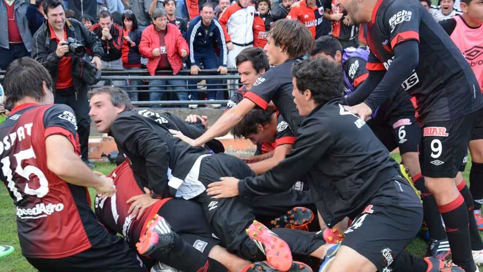 LOCURA. En 20 minutos, los santafesinos dieron vuelta el partido ante los bahienses y sueñan con mantener la categoría. TELAM