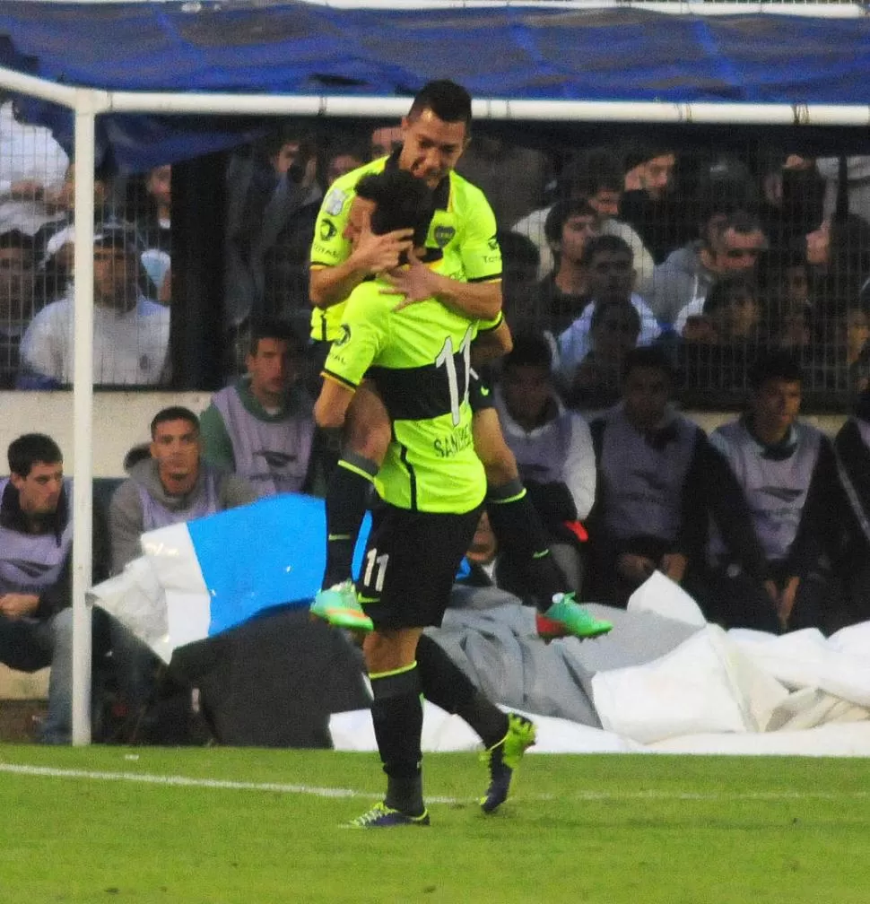 DEFINICIÓN EXQUISITA. Acosta convirtió un golazo y se abraza con Sánchez Miño. 