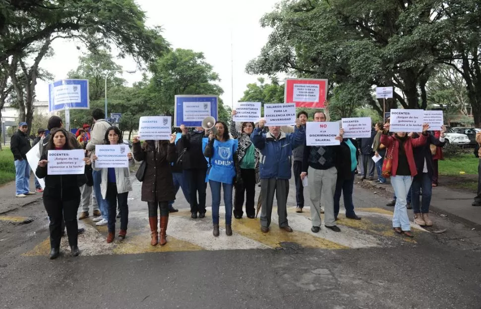 PIQUETE. Profesores ocupan parcialmente la calle que atraviesa la ex Quinta. la gaceta / foto de franco vera