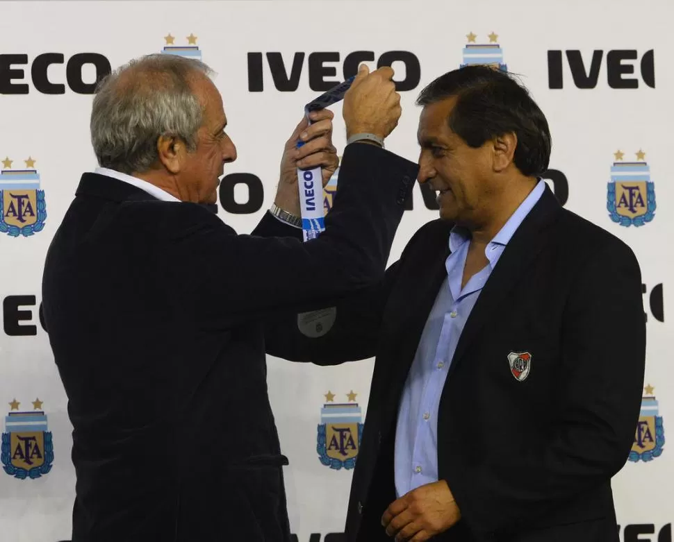 PURA FELICIDAD. Ramón Díaz recibe la medalla de campeón de manos de Rodolfo D’Onofrio. “Lo que más quiero es seguir ganando títulos con River”, dijo el técnico. 