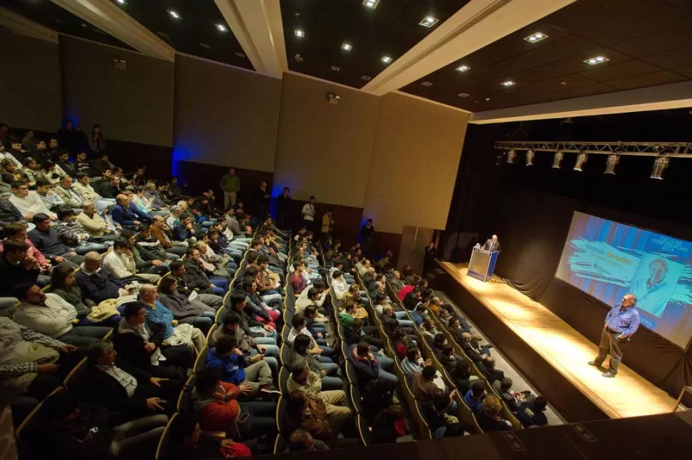 TEATRO COLMADO. No entró ni un alfiler en el salón central del hotel Hilton. La demanda de público obligó a abrir otro salón, donde la gente pudo seguir la charla vía pantalla gigante. 