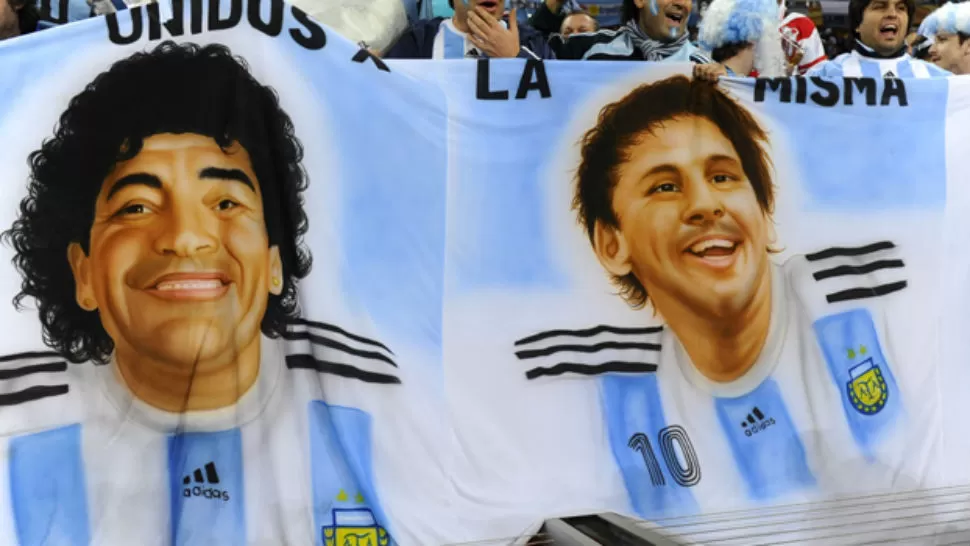 GRAN TRAPO. Maradona y Messi vistiendo la camiseta Argentina.  IMAGEND DE FOXDEPORTES.COM