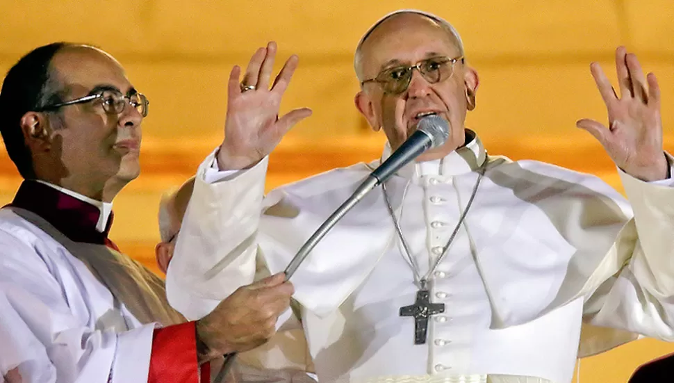 MONSEÑOR KARCHER JUNTO AL PAPA FRANCISCO. REUTERS