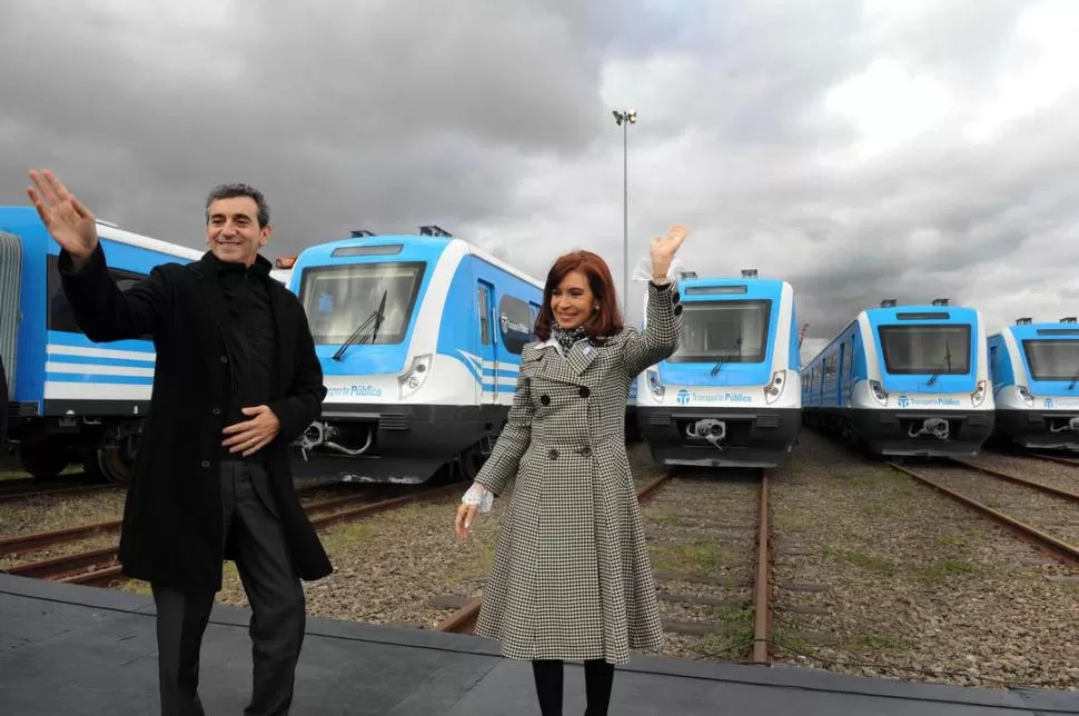 SATISFECHOS. Randazzo saluda junto a la Presidenta, delante de las unidades. telam