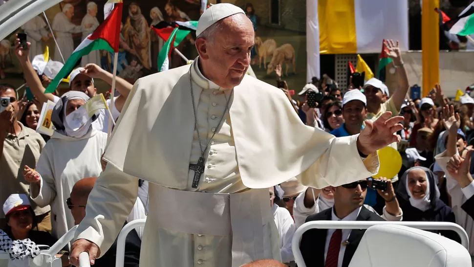 MOVILIZADOS. Papa saluda a la multitud mientras llega a la Plaza del Pesebre, afuera de la Iglesia de la Natividad, para celebrar una misa en la ciudad cisjordana de Belén. REUTERS