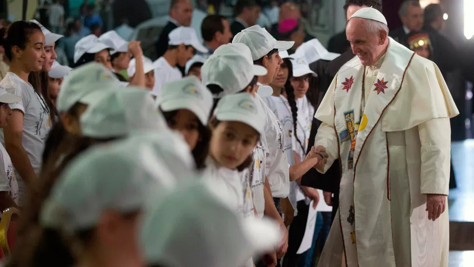 CERCANIA. El argentino saludó a cada uno de los jóvenes que asistieron del encuentro que ofició en Belén. REUTERS