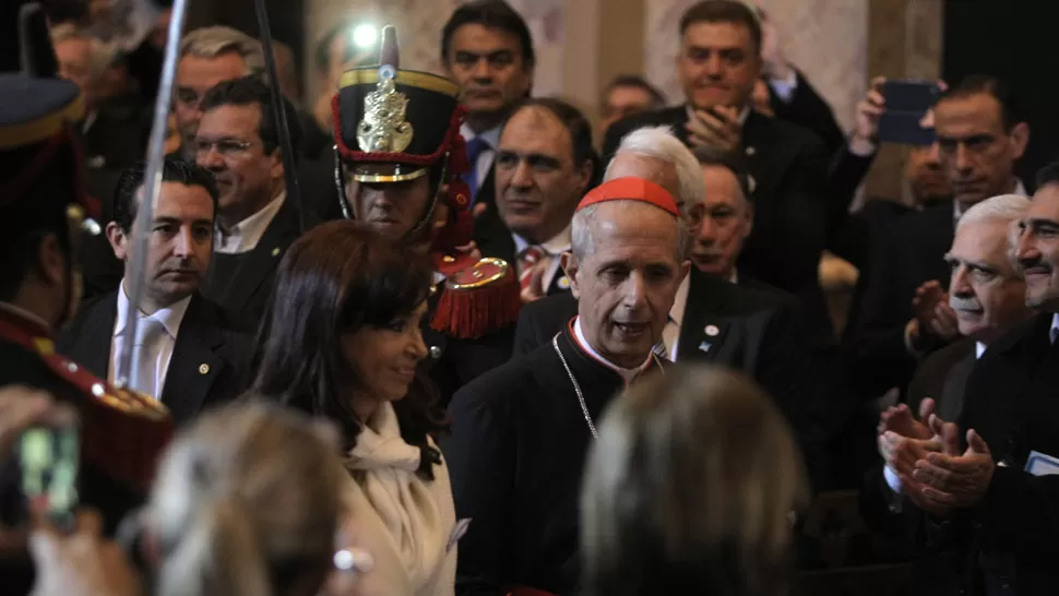 EL REGRESO. Luego de ocho años, la mandataria regresó a la Catedral porteña y fue recibida por el cadenal Poli. DYN