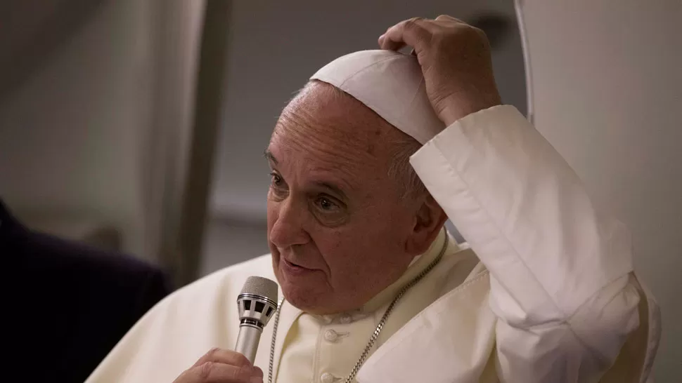 EN EL AVIÓN. Micrófono en mano, Francisco dialogó con la prensa. REUTERS.