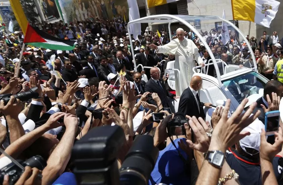 PAPAMOVIL. Francisco recibe las loas de la multitud en la Plaza del Pesebre, en la ciudad cisjordana de Belén. FOTO REUTERS