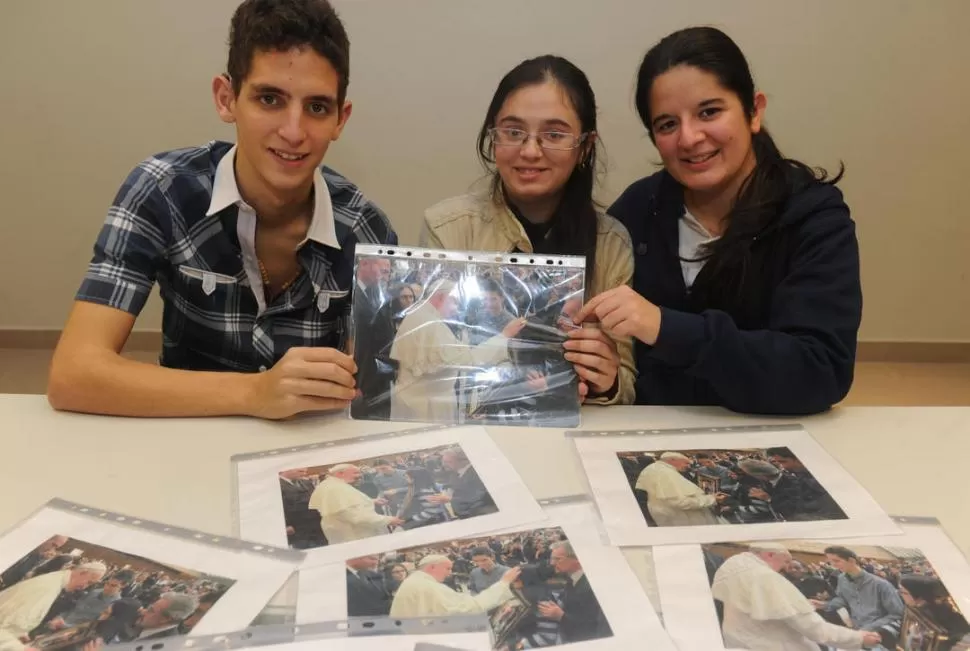 FELICES. Agustín Alejandro De Gregorio, Lucila Vigiani y Priscila Daolin cuentan en LA GACETA la emoción que sintieron al lado de Francisco. la gaceta / foto de antonio ferroni