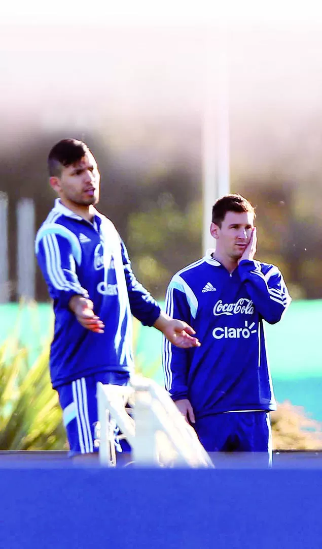 DÚO MARAVILLA. Agüero y Messi, con cara de sorpresa, gesticulan durante unos instantes en la primera práctica formal de la Selección ayer en el predio de Ezeiza. 