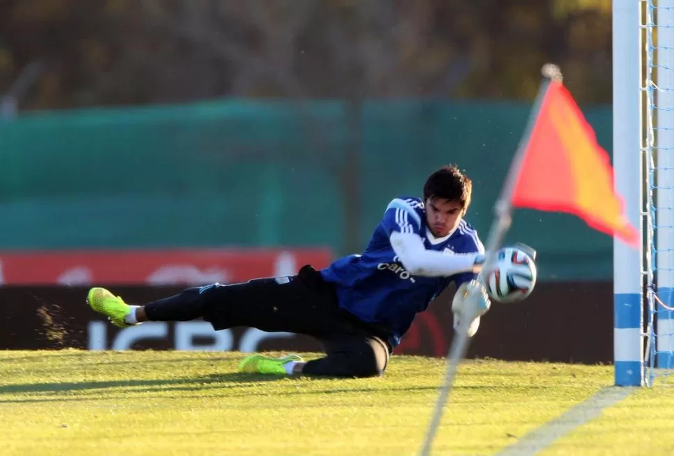 VOLANDO. “Chiquito” se mueve durante la primera práctica de la Selección. 