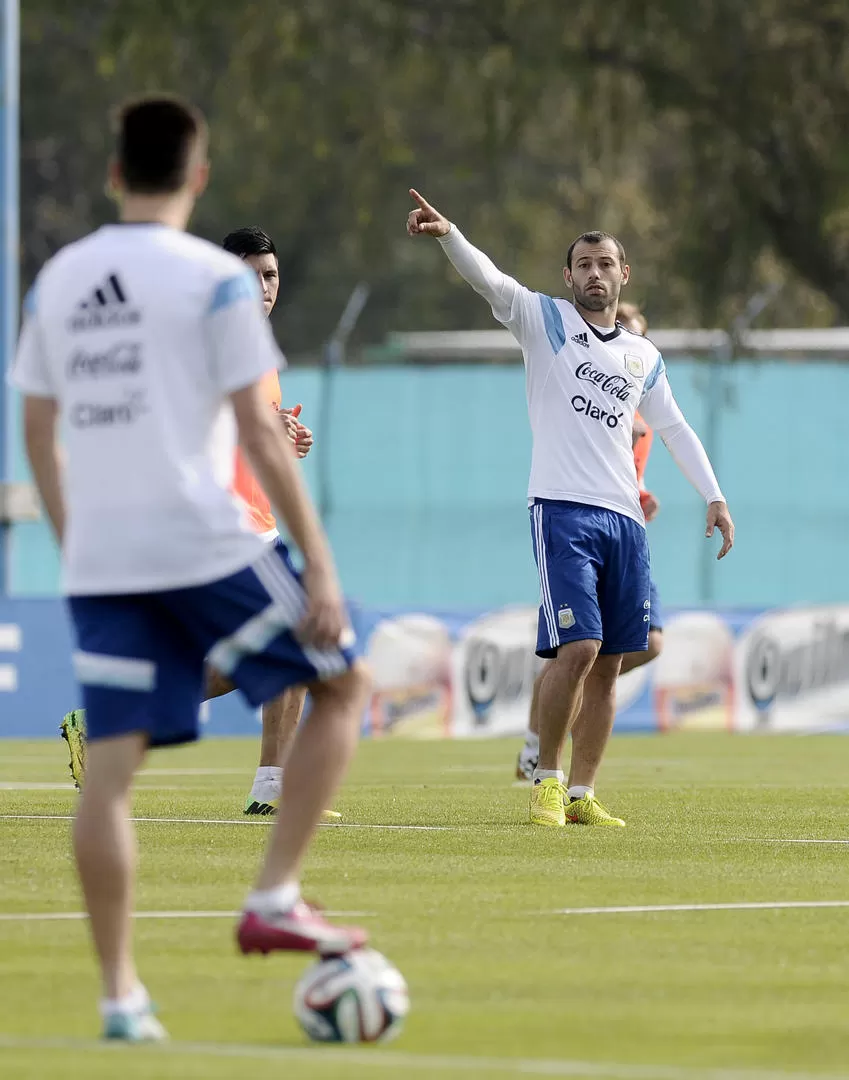 ORDENANDO AL EQUIPO. Javier Mascherano, un líder natural, es el motor de la mitad de la cancha del conjunto “albiceleste”. 