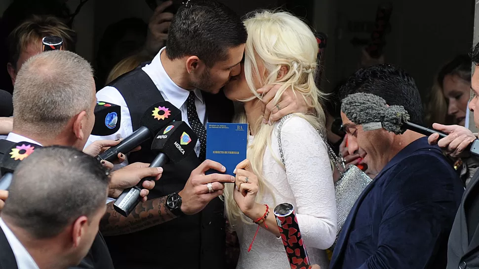 PAREJA MODERNA. Consolas de videojuegos aparecen en la lista de regalos de Wanda Nara y Mauro Icardi. TELAM