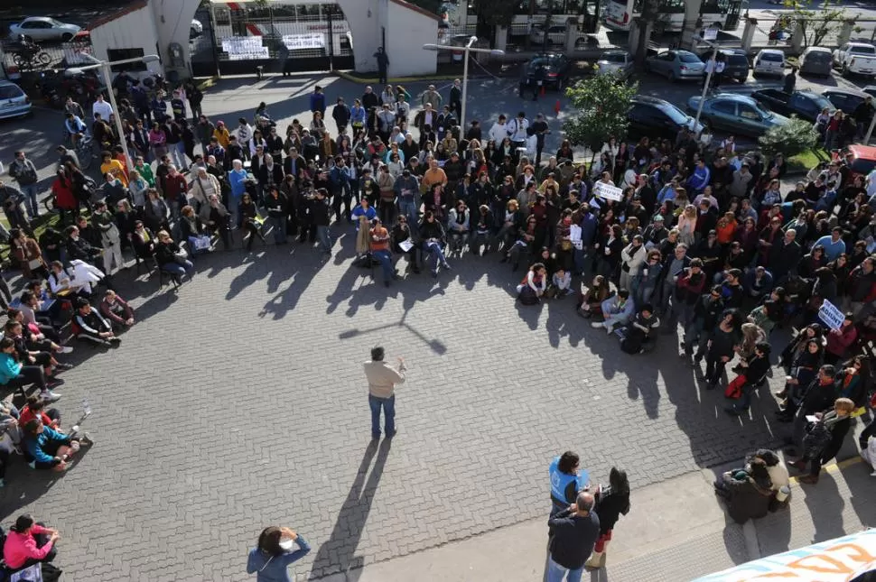 EN EDUCACIÓN FÍSICA. Pavetti habla ante una masiva asamblea de docentes, de la que participaron alumnos. la gaceta / foto de franco vera