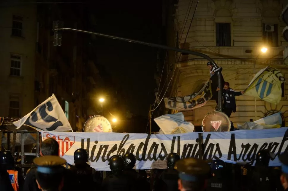 PROTESTAS. Los integrantes de Hinchadas Unidas ye realizaron una importante protesta en la puerta de la AFA. 