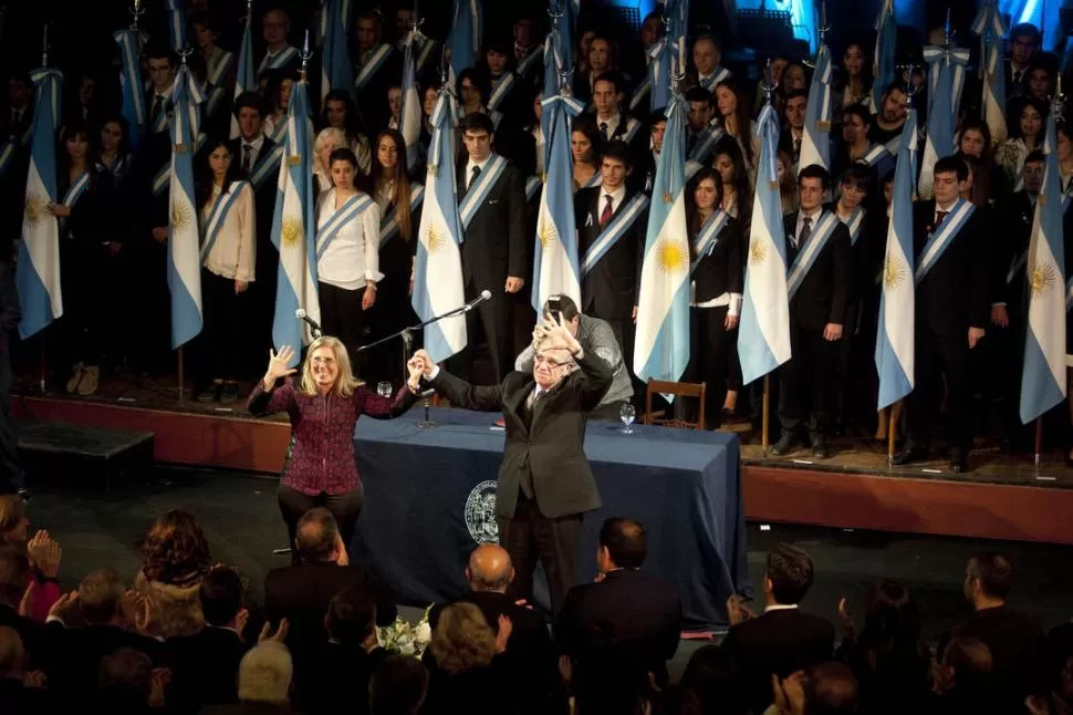 AUTORIDADES. Bardón y García ya juraron, y reciben los aplausos del teatro. la gaceta / foto de diego aráoz