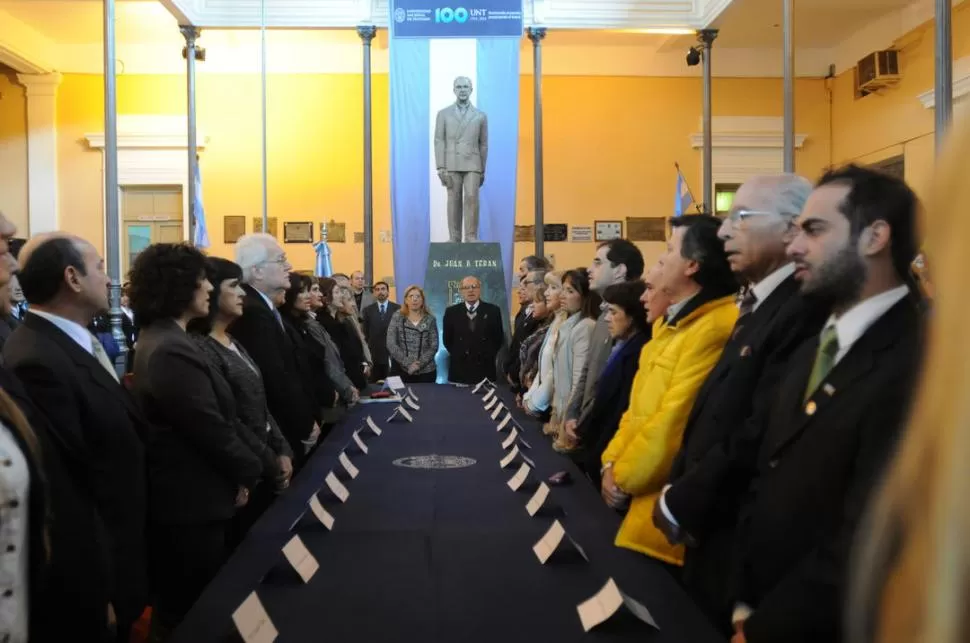 NUEVO SUPERIOR. Bajo la mirada de Juan B. Terán, Bardón y García tomaron el juramento a los flamantes consejeros. la gaceta / foto de inés quinteros orio