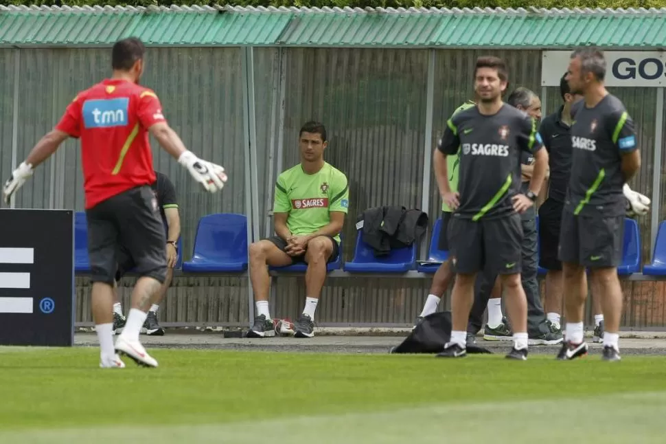 ESPERA SENTADO. Cristiano no pudo entrenar por dolores musculares. 