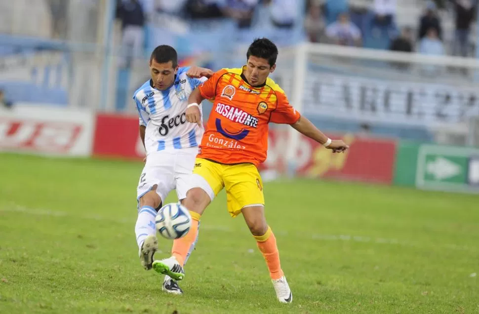 YO PRIMERO. Bianchi rechaza una pelota desde el fondo ante la llegada de Cólzera, delantero de Crucero del Norte.  