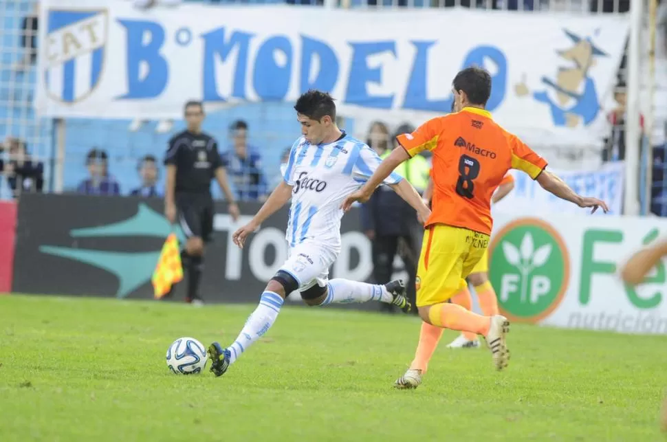 PREPARADO... Valdez desenfunda un violento remate ante el desesperado pero inútil intento de cierre de Marcelo Lamas. 