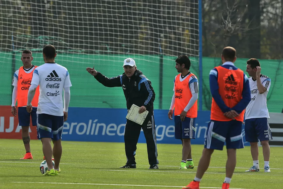 NO VAN. Otamendi (izquierda) y Banega (centro), dos de los que dejó afuera Sabella. TELAM