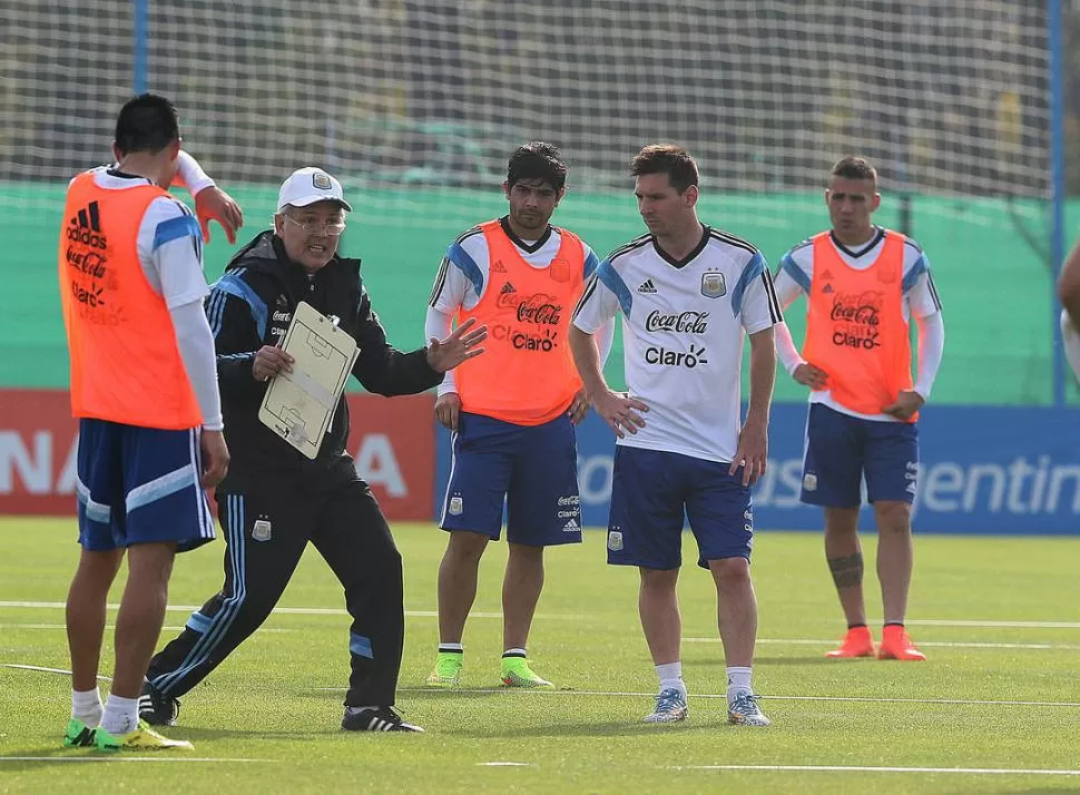 PREPARADO PARA EL ANUNCIO. Carpeta en mano, Sabella dirige la práctica. Hoy comunicará los tres que no seguirán. télam