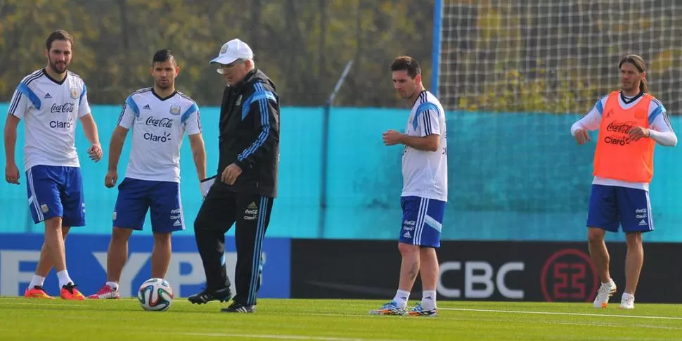 ESPERANZAS DE GOLES. Sabella cuida el balón ante la atenta mirada de Gonzalo Higuaín, Sergio Agüero y Lionel Messi, los tres mayores exponentes ofensivos de la Selección y también, por qué no, del fútbol mundial. Martín Demichelis, a los lejos, espera que el entrenador dé órdenes. 