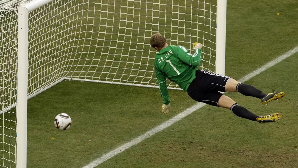 NUNCA MAS. A Lampard le anularon un gol ante Alemania durante la última copa disputada en Sudáfrica en 2010. FOTO TOMADA DE BLOGS.ELPAIS.COM