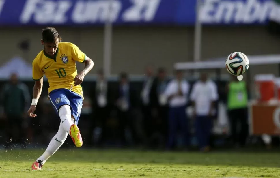 EL ARTISTA. Neymar traza el pincelazo que superará a la barrera panameña y al arquero McFarlane. El depositario de la esperanza brasileña anotó su gol número 200. 