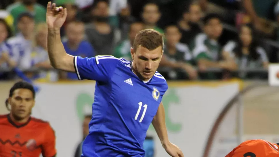 ALTURA E INTELIGENCIA. La potencia de Dzeko preocupa al cuerpo técnico de la Selección. REUTERS