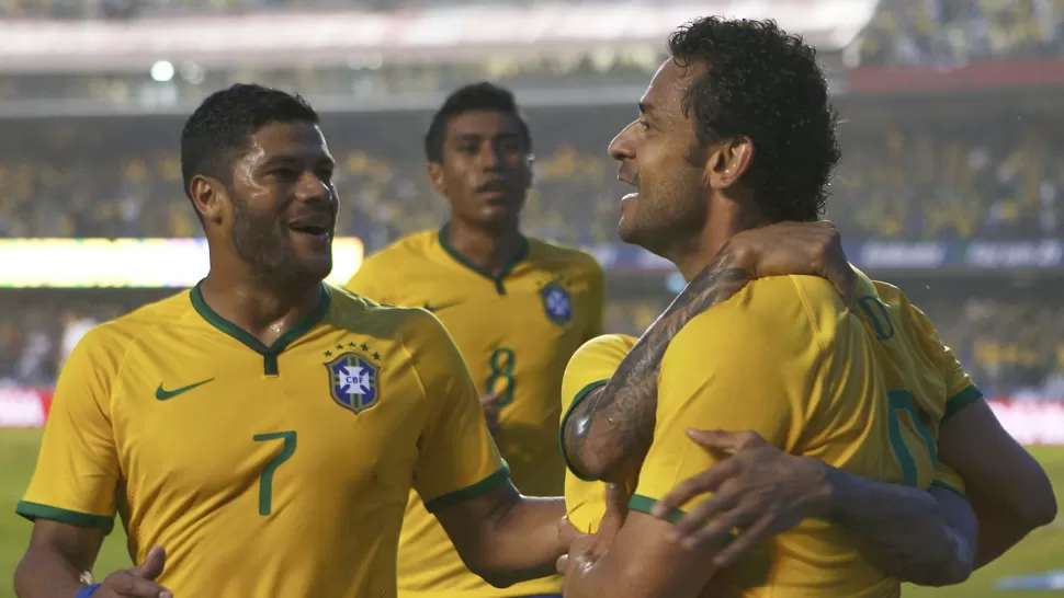 OJO CON ESTOS. Fred saluda a sus compañeros, tras el gol. REUTERS