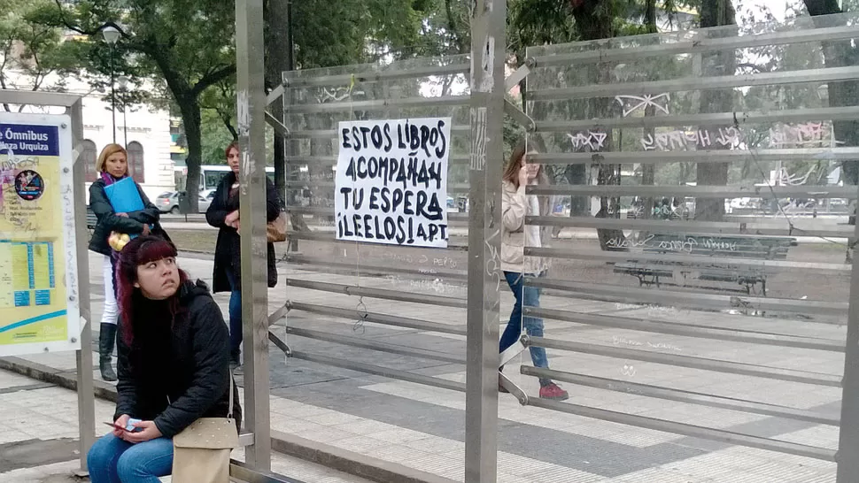 DESPOJADA. No quedan libros en la parada que está frente al Nacional. la gaceta / foto de florencia bringas
