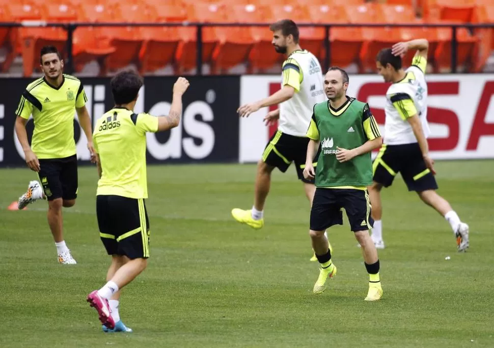SÚPER MOTIVADOS. Iniesta (con pechera) llevará la batuta de la Selección española, donde cada uno espera hacer un buen papel para cobrar un colosal premio. reuters